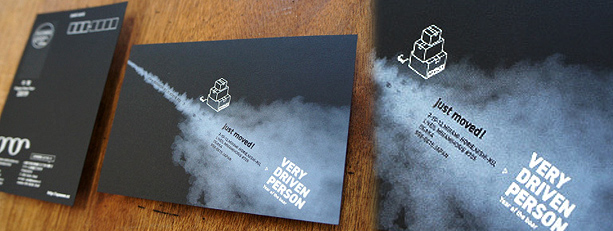 オフセット印刷の白インク重刷りで煙を表現した年賀状